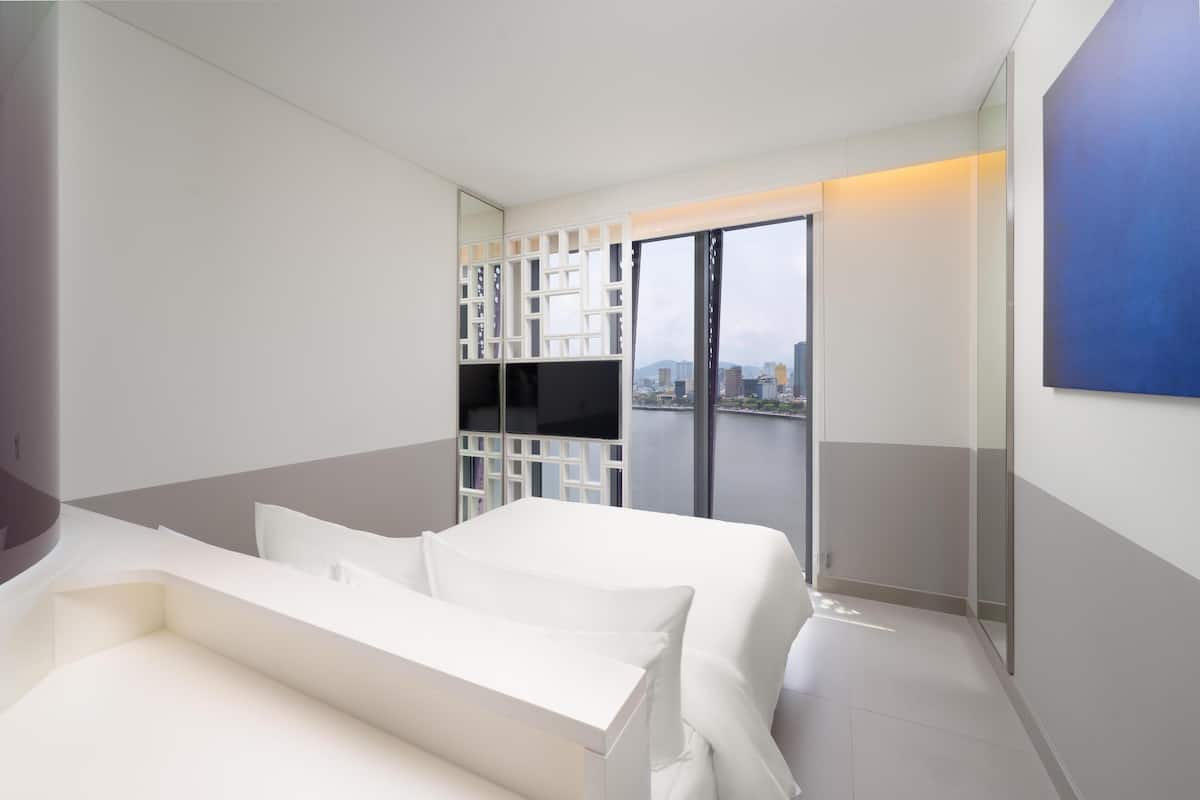 Chambre, 1 grand lit, vue sur le fleuve | Literie de qualité, lit avec matelas Select Comfort, coffre-fort, bureau