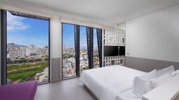 Wink Luxe Cityview | Premium bedding, down duvets, Select Comfort beds, minibar