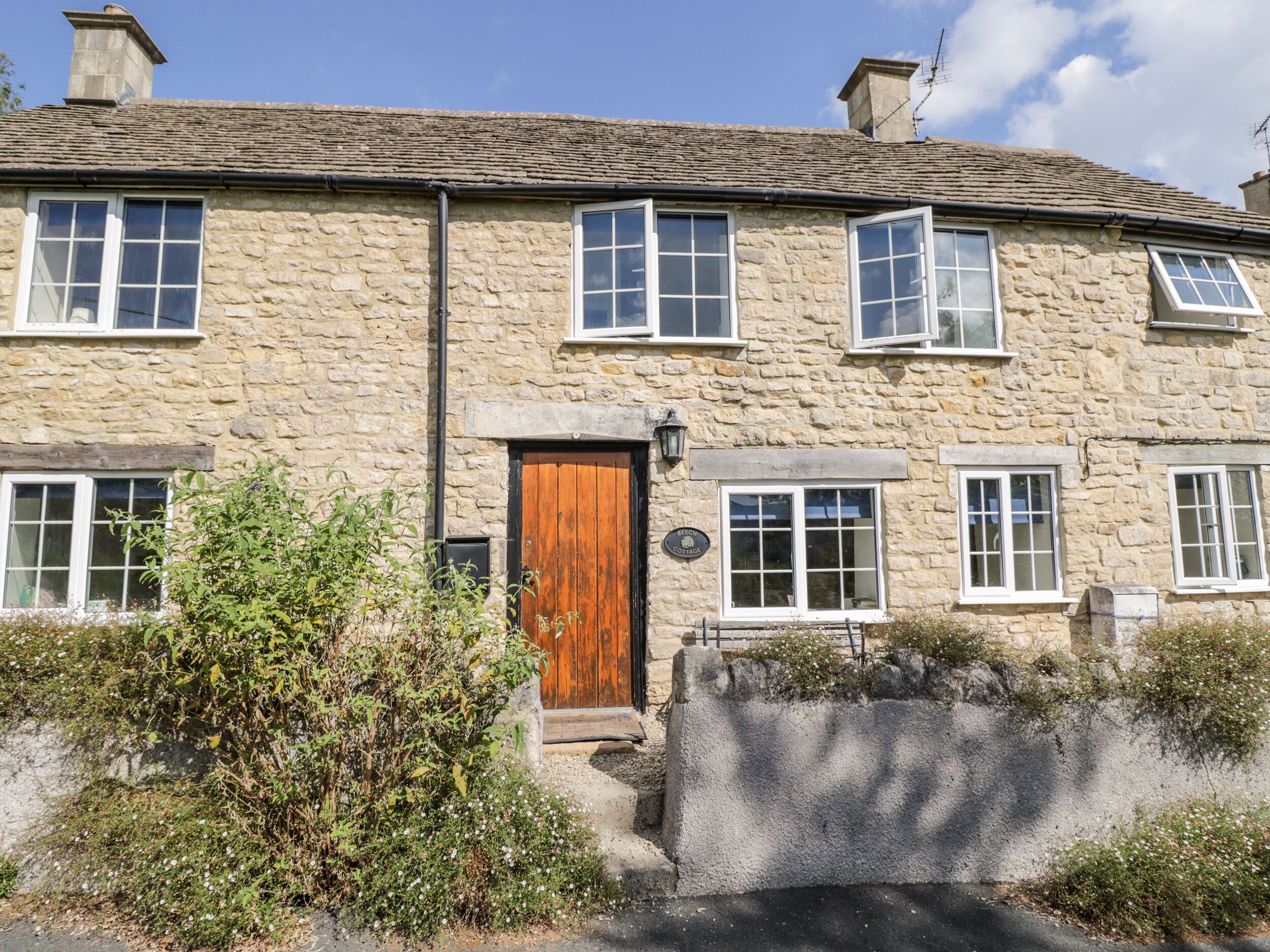BEECH COTTAGE, pet friendly, character holiday cottage in Stroud