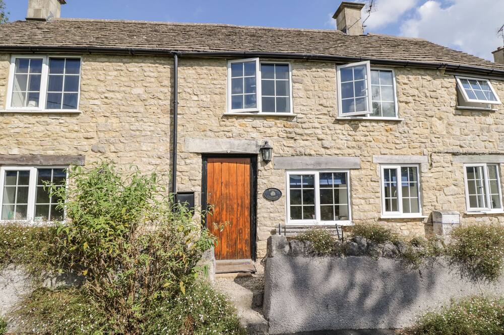 BEECH COTTAGE, pet friendly, character holiday cottage in Stroud