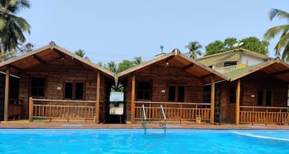 Cozy wooden huts/cottages on edge of Arambol Beach