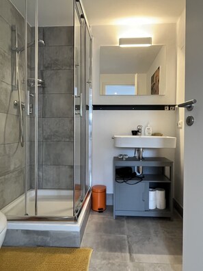 Dusche, Whirlpool, Haartrockner, Bidet