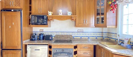 Kühlschrank, Mikrowelle, Ofen, Geschirrspüler