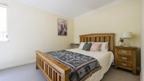5 bedrooms, WiFi, bed sheets - Treetop Retreat - Lifestyle Yamba (WOOLOWEYAH)