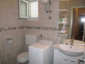 Villa (Four Bedroom Villa with Swimming Pool) | Bathroom | Shower, towels - Beach House Nono (Orebic)