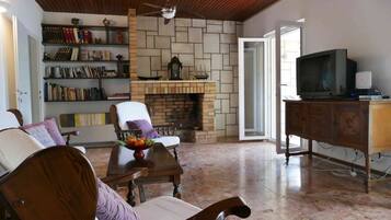 Vila (Four Bedroom Villa with Swimming Pool) | Ruang keluarga | TV