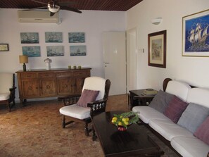 Villa (Four Bedroom Villa with Swimming Pool) | Soggiorno | TV