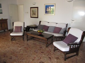 Villa (Four Bedroom Villa with Swimming Pool) | Soggiorno | TV