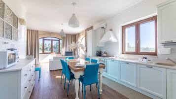 Frigorifero, forno, piano cottura, lavastoviglie