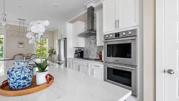 Een koffiezetapparaat/waterkoker, kookgerei, borden en bestek