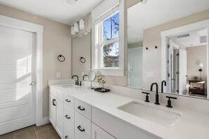 مجففات شعر، مناشف، صابون، شامبو