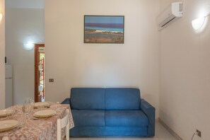 Apartament estàndard, diversos dormitoris (Residenze Gallura Trilo 6) | Sala d'estar | Televisor de 21 polzades amb canals per cable 