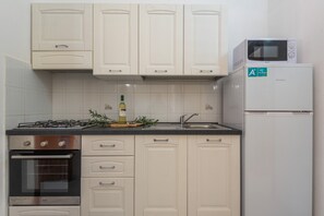 Standard-Apartment, Mehrere Schlafzimmer (Residenze Gallura Trilo 6) | Eigene Küche | Kühlschrank, Mikrowelle, Ofen, Herdplatte