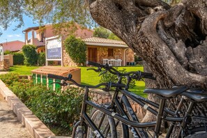 Standard-Apartment, Mehrere Schlafzimmer (Residenze Gallura Trilo 6) | Unterkunftsgelände