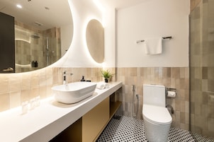 Habitación familiar doble, balcón | Baño | Ducha, artículos de higiene personal gratuitos, secador de pelo y bidé