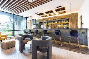 Bar (on property) - Owen House by Habyt (Singapore)