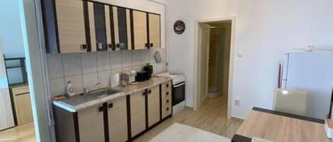 Fridge, stovetop, coffee/tea maker, electric kettle