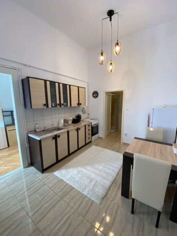 Réfrigérateur, plaque de cuisson, cafetière/bouilloire