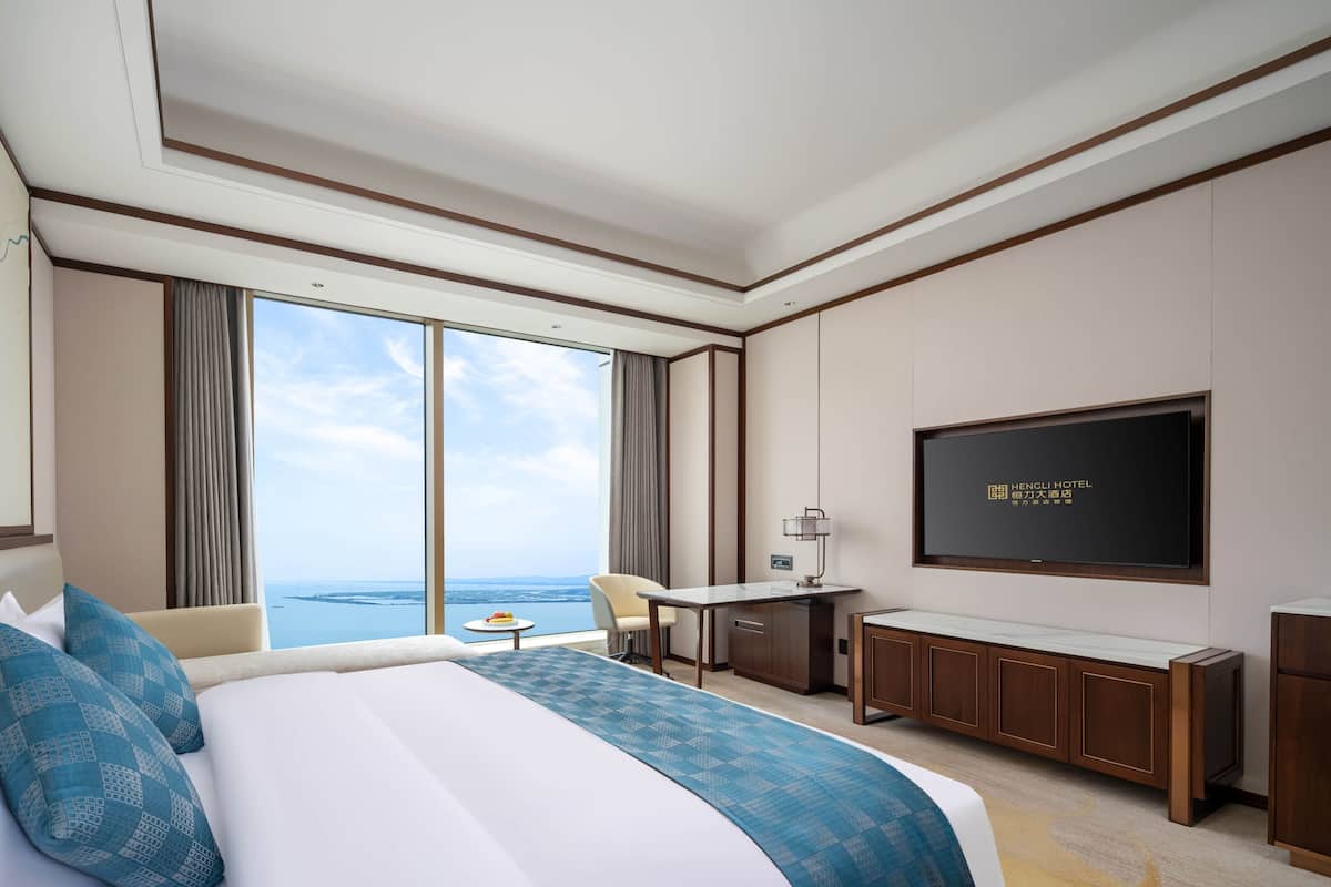 Kamar Double Panorama | Seprai premium, selimut bulu angsa, brankas, dan meja kerja