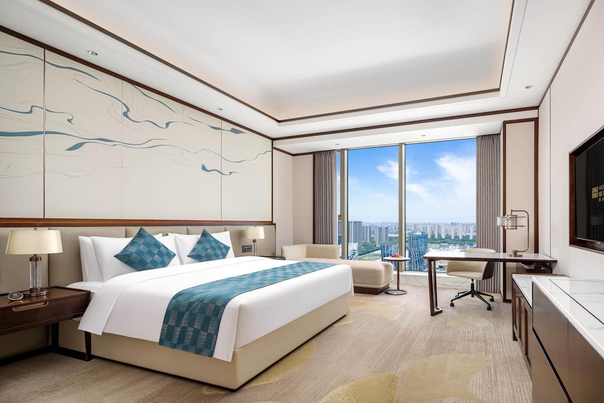 Kamar Double Kota | Seprai premium, selimut bulu angsa, brankas, dan meja kerja
