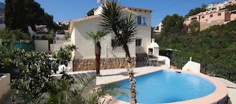 Charming detached holiday home with private pool–close to beach and fully fenced