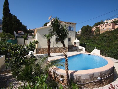 Charming detached holiday home with private pool–close to beach and fully fenced