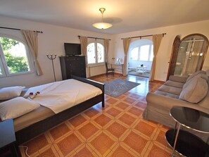 3 bedrooms, iron/ironing board, WiFi, bed sheets