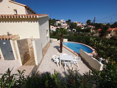 Charming detached holiday home with private pool–close to beach and fully fenced