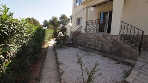 A pathway leading to a building with a stone staircase and a metal railing. - Charming detached holiday home with private pool–close to beach and fully fenced (Dénia)