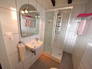Dusj, hårføner, håndklær og såpe