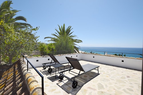 Stunning newly renovated villa with views of Playa de los Alemanes. 10 PAX