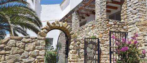 تفاصيل الفندق من الخارج