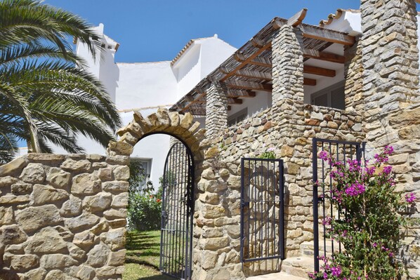 تفاصيل الفندق من الخارج