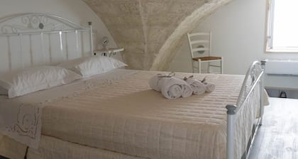 Centrally located house with fasanese vaulted ceilings, just minutes from Zoosafari!