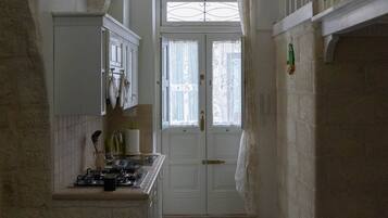 Kühlschrank, Mikrowelle, Herdplatte, Wasserkocher mit Kaffee-/Teezubehör