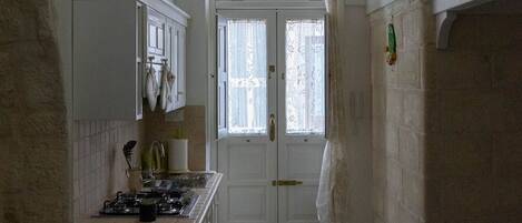 Kühlschrank, Mikrowelle, Herdplatte, Wasserkocher mit Kaffee-/Teezubehör