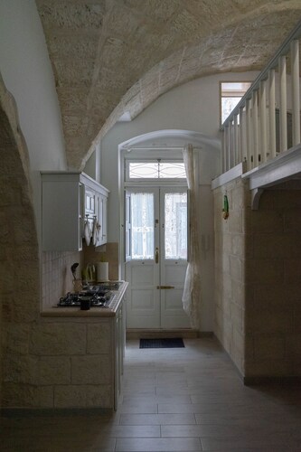 Centrally located house with fasanese vaulted ceilings, just minutes from Zoosafari!