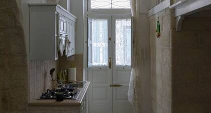 Centrally located house with fasanese vaulted ceilings, just minutes from Zoosafari!