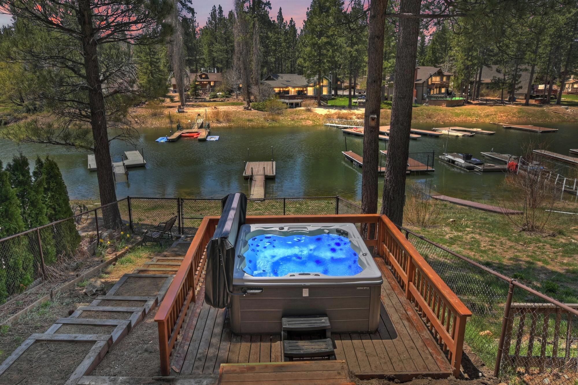 Lakeside on Lagunita by Destination Big Bear: Cozy and Charming Cabin! Lakefront! Pet Friendly!
