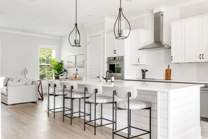 Refrigerador, cafetera y tetera, utensilios de cocina y comedor 