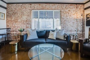 TV, books - Woodward Place To Be (Phoenix)