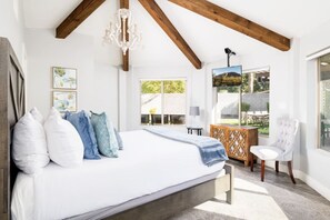 9 habitaciones, escritorio y tabla de planchar con plancha