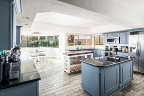 Fridge, microwave, oven, stovetop - Sun Valley Estate • 9BR • Sparkling Pool+Putt-Putt (Phoenix)
