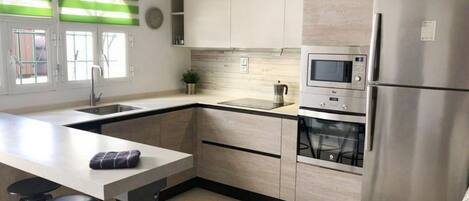 Een koelkast, een microgolfoven, een oven, een kookplaat