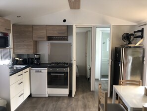 Een koelkast, een microgolfoven, een oven, een kookplaat