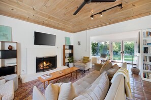 Televisión y chimenea 