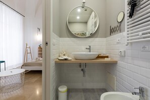 A modern bathroom with a round mirror, a vessel sink, and a bidet. - 3141 B&b Incentro Comfort Suite - Central Suite by Barbarhouse (Lecce)