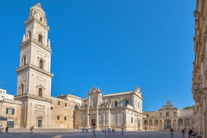 A historic plaza with a prominent clock tower and a large cathedral. - 3142 B&b Incentro Comfort Suite - Family Suite by Barbarhouse (Lecce)