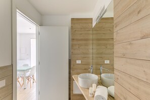 Shower, hair dryer, bidet, towels - Capo Falcone Apartments (Stintino)