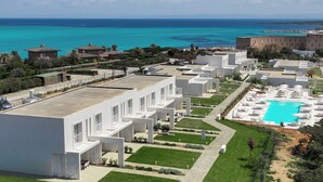 Un complexe hôtelier doté d’une architecture moderne, d’une piscine et offrant une vue sur l’océan.